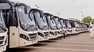 Sénégal |Transport interurbain : 200 nouveaux bus pour tourner la page d’un parc vieillissant Le Sénégal a réceptionné un nouveau lot de 200 bus destinés à renforcer l'offre de transport interurbain et à améliorer la qualité des services proposés aux usagers. Cette acquisition, financée à hauteur de 12 milliards de FCFA (près de 21 millions de dollars) avec l'appui de Coris Bank ainsi que des constructeurs Yutong et Tata Motors, s'inscrit dans un vaste programme de modernisation du secteur.