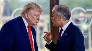 Si plus de 80 % des produits canadiens restent exemptés de droits de douane aux États-Unis, les surtaxes imposées par l'administration Trump depuis l'an dernier ont déjà lourdement pesé sur les secteurs de l'aluminium, de l'acier et de l'industrie automobile. L'économie canadienne est même brièvement entrée en récession technique au premier trimestre, avant d'afficher des « signes d'amélioration », selon la Banque du Canada.