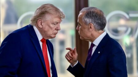 Si plus de 80 % des produits canadiens restent exemptés de droits de douane aux États-Unis, les surtaxes imposées par l'administration Trump depuis l'an dernier ont déjà lourdement pesé sur les secteurs de l'aluminium, de l'acier et de l'industrie automobile. L'économie canadienne est même brièvement entrée en récession technique au premier trimestre, avant d'afficher des « signes d'amélioration », selon la Banque du Canada.