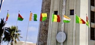 En 2025, la Commission bancaire de l’UMOA a nettement musclé son dispositif de surveillance. Injonctions, blâmes et sanctions pécuniaires ont bondi en un an, alors même que le nombre de missions de vérification est resté quasiment stable. Un durcissement qui traduit la volonté du régulateur de resserrer l’étau autour des établissements financiers de la région.