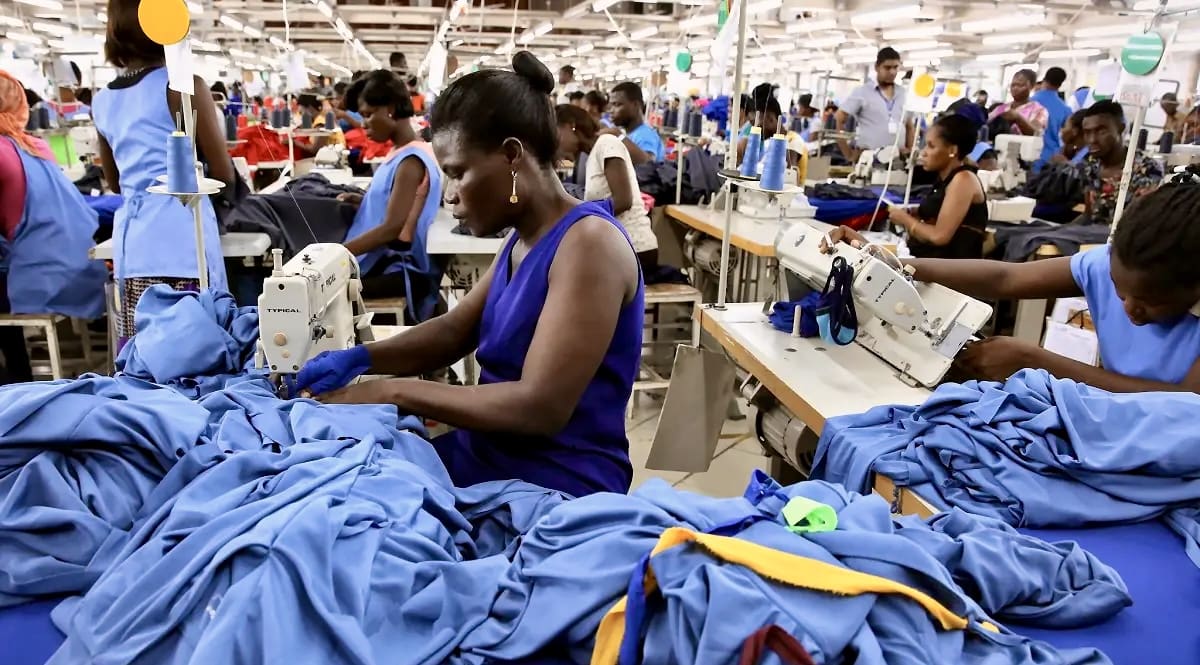 Une PME marocaine qui commence à prospecter au Sénégal ou en Côte d’Ivoire peut facilement tomber dans un raisonnement rassurant : l’offre ne change pas, le site existe déjà, les contenus sont prêts. Il suffirait donc d’ouvrir les campagnes aux nouveaux pays, d’ajouter quelques mentions locales et d’attendre.
