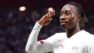 Marché des transferts | Football : à 140 millions d’euros, l’Ivoirien Yan Diomandé devient le joueur africain le mieux évalué Le Real Madrid a une nouvelle fois affiché sa puissance financière en confirmant l’acquisition de Diomande en provenance du RB Leipzig, dans le cadre d’un contrat qui court jusqu’en juin 2033. Le géant espagnol a accepté de payer une indemnité de transfert fixe garantie de 125 M€, à laquelle s’ajoutent 10 M€ de bonus atteignables et 5 M€ supplémentaires liés à des objectifs de performance plus ambitieux.