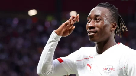 Marché des transferts | Football : à 140 millions d’euros, l’Ivoirien Yan Diomandé devient le joueur africain le mieux évalué Le Real Madrid a une nouvelle fois affiché sa puissance financière en confirmant l’acquisition de Diomande en provenance du RB Leipzig, dans le cadre d’un contrat qui court jusqu’en juin 2033. Le géant espagnol a accepté de payer une indemnité de transfert fixe garantie de 125 M€, à laquelle s’ajoutent 10 M€ de bonus atteignables et 5 M€ supplémentaires liés à des objectifs de performance plus ambitieux.