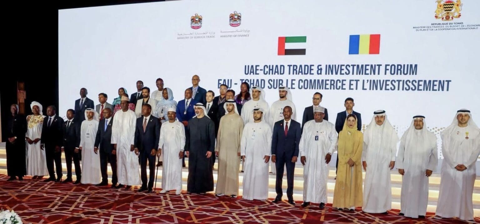 Ces deux événements, séparés de plusieurs milliers de kilomètres, disent la même chose : les Émirats arabes unis s'installent durablement dans des marchés africains que d'autres hésitent encore à investir. Dans un contexte où les FDI vers l'Afrique ont chuté de 38% en 2025 et où les financements traditionnels se raréfient, cette présence soulève une question de fond : à quelles conditions les capitaux du Golfe répondent-ils réellement aux besoins des pays africains les plus vulnérables ?