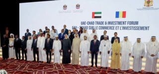 Ces deux événements, séparés de plusieurs milliers de kilomètres, disent la même chose : les Émirats arabes unis s'installent durablement dans des marchés africains que d'autres hésitent encore à investir. Dans un contexte où les FDI vers l'Afrique ont chuté de 38% en 2025 et où les financements traditionnels se raréfient, cette présence soulève une question de fond : à quelles conditions les capitaux du Golfe répondent-ils réellement aux besoins des pays africains les plus vulnérables ?