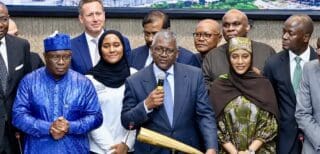 Pourquoi l’homme le plus riche d’Afrique choisit-il aujourd’hui d’ouvrir une partie de son empire au public ? La question est au cœur de l’introduction en Bourse de la raffinerie Dangote, présentée par son propriétaire comme l’« introduction en Bourse du peuple. »