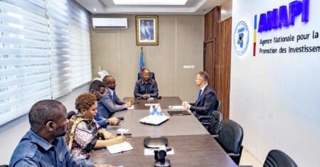 Le constructeur chinois affine ses ambitions en RDC. Une délégation de BYD a présenté, le 10 septembre à Kinshasa, plusieurs pistes d’investissement à l’Agence nationale pour la promotion des investissements (ANAPI). Au menu : introduction de bus électriques, montage local de véhicules, fabrication et assemblage de batteries, mais aussi solutions de production et de stockage d’énergie.