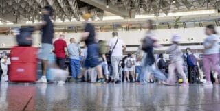 Le transport aérien a pu connaître un tel engouement pour au moins trois bonnes raisons, dont chacune est un facteur déterminant. D’abord la volonté des habitants de la planète de se déplacer : c’est la concrétisation de la liberté que de pouvoir aller d’un pays à l’autre, même si l’obtention des visas nécessaires peut limiter les possibilités.