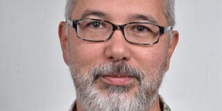 AFRIMAG : Votre parcours personnel semble placé sous le signe du croisement culturel. Est-ce ce qui vous a conduit à vous intéresser à l'interculturalité ? Alexandre Wong : Je suis chinois par mon père et français par ma mère. Ce métissage a toujours représenté pour moi l'opportunité de ne pas rester prisonnier d'une identité figée et fermée. Pour autant, je ne me considère pas comme universel : je sais que j'appartiens à ces deux cultures, notamment à travers des expériences très concrètes. J'ai vu mes parents préparer des plats cantonais ou provençaux, et je continue moi-même à les cuisiner pour en retrouver le goût.