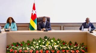 Togo | Santé : Lomé muscle sa lutte contre les médicaments falsifiés avec une nouvelle agence de régulation Cette décision s'inscrit dans la dynamique de l'Initiative de Lomé, lancée en 2020 à l'initiative de la Fondation Brazzaville pour renforcer la coopération africaine contre le trafic de médicaments falsifiés et de qualité inférieure.