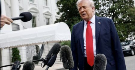 Cette décision historique émane du « pool » présidentiel, ce groupe de télévisions chargé de filmer le président tout au long de la journée et de distribuer les images aux autres médias.