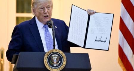 Trump | CPI : la guerre des sanctions s’étend à l’institution elle-même L’affrontement entre Donald Trump et la Cour pénale internationale (CPI) pourrait entrer dans une nouvelle phase. Selon le Wall Street Journal, qui a révélé le 20 septembre les préparatifs de l’administration américaine, Washington envisage des sanctions contre l’institution beaucoup plus vastes que celles adoptées jusqu’ici : elle ne ciblerait plus seulement certains procureurs ou magistrats, mais la Cour elle-même.