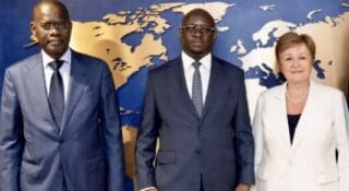 Sénégal | Finances publiques : Dakar promet de rétablir la « soutenabilité » de sa dette en échange d’un programme du FMI Le FMI et le Sénégal sont parvenus à un accord au niveau des services sur ce programme de prêts, a annoncé le Fonds mardi 1er septembre. Dans un communiqué distinct, le ministère sénégalais de l'Économie et des Finances a fait état d'un « cadre commun renforcé » visant à rétablir la « soutenabilité de la dette », sans préciser les mesures envisagées à cet effet. L'annonce n'a pas rassuré les investisseurs : les obligations sénégalaises ont chuté à des niveaux historiquement bas, s'échangeant toutes désormais sous 50 cents pour un dollar ou un euro, soit la moitié de leur valeur nominale.