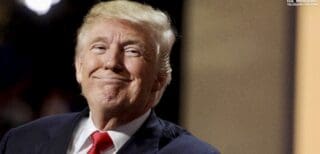États-Unis | Trump suggère de rebaptiser Ormuz «détroit Trump» et s’en amuse La Maison-Blanche a ensuite diffusé sur les réseaux sociaux une carte où la voie maritime qui sépare l’Iran et le sultanat d’Oman est désignée sous le nom de «détroit Trump» avec le commentaire «Ça sonne bien». Pressé par un journaliste de l’AFP sur la question, le locataire de la Maison-Blanche a toutefois affirmé quelques heures plus tard en souriant qu’il avait «juste lancé ça comme ça».
