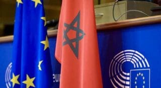 Les relations entre le Maroc et l'Union européenne ont évolué d'un simple accord commercial en 1969 à un partenariat stratégique multidimensionnel ; l'accord d'association de 1996 (en vigueur en 2000) a posé les bases, renforcées par l'intégration du Maroc dans la Politique européenne de voisinage en 2004 et l'obtention du statut avancé en 2008, qui a reconnu le Maroc comme un « partenaire privilégié » visant à favoriser la convergence réglementaire et à renforcer la coopération en matière de sécurité et de migration.