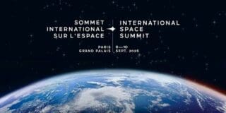 Coiffés de charlottes et gantés de blanc, les ingénieurs sénégalais assemblent leur satellite en manipulant une « boîte noire » miniature, assez petite pour tenir dans une seule main, avec en tête deux destinations.