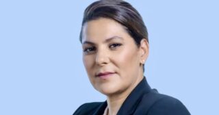 Ci-après la traduction de ce communiqué : « Le ministère de la Maison royale, du Protocole et de la Chancellerie annonce que Sa Majesté le roi Mohammed VI, que Dieu l'assiste, a reçu ce mardi 17 Rabii II 1448 de l'Hégire, correspondant au 29 septembre 2026, au Palais royal à Rabat, Mme Fatima Ezzahra El Mansouri, coordinatrice de la direction collégiale du Parti authenticité et modernité, que le Souverain a nommée, en vertu de l'article 47 de la Constitution, cheffe du gouvernement et a chargée de former le nouveau gouvernement. »