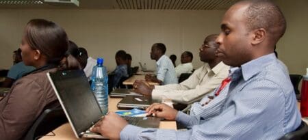 Dans le cadre de l'initiative Government AI Campus d'Apolitical, les participants auront accès à trois modules : « Les fondamentaux de l'IA pour les fonctionnaires : opportunités, risques et stratégies », « Le leadership en matière d'IA au sein du gouvernement : instaurer la confiance, développer les compétences et favoriser une culture d'innovation » et « Des marchés publics plus intelligents grâce à l'IA. »