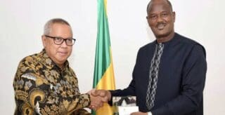 C'est un rendez-vous discret, tenu le 11 septembre à Dakar, qui pourrait rebattre les cartes d'une filière à l'arrêt depuis dix ans. Face à l'ambassadeur d'Indonésie, le ministère sénégalais de l'Agriculture, de la Souveraineté alimentaire et de l'Élevage (MASAE) a posé sur la table un projet à la mesure de ses ambitions : 60 000 hectares de plantations de palmiers à huile à développer dans le centre et le sud du pays. De quoi multiplier par cinq les surfaces actuellement exploitées.