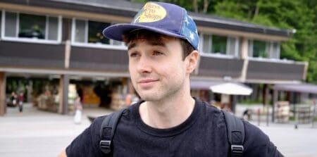 Coxon connaît la maison de l'intérieur. Il travaillait à l'entraînement de nouveaux modèles, au cœur de la fabrique. Au prestigieux Wall Street Journal (WSJ), il raconte que ses collègues empruntent désormais des mots comme « crunchtime » — la dernière ligne droite — et « endgame » — la phase finale — pour décrire vers quoi se dirige le secteur. « Nous nous dirigeons vers certains des scénarios les plus extrêmes, dans lesquels, d'ici à la fin de l'année prochaine, les choses pourraient déjà être hors de contrôle », soutient-il. La course entre laboratoires américains et chinois rend, à ses yeux, les compromis sur la sécurité inévitables.