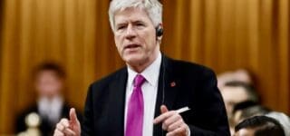 « Je ne me fâche pas, je rends la pareille », a déclaré jeudi, 4 septembre, le ministre de l’Énergie et des Ressources naturelles, Tim Hodgson, au terme d’une tournée visant à mettre en valeur les mines et les projets énergétiques que le Canada s’empresse de développer en réponse à l’agression économique du président Donald Trump.