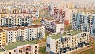 Intitulé Real Estate Investment in Africa, le rapport évalue le marché immobilier africain à quelque 17 600 milliards de dollars, soit environ 2,7 % de la valeur immobilière mondiale. Le résidentiel en concentre l'essentiel, avec près de 14 900 milliards de dollars. Mais les lignes bougent : immobilier commercial, bureaux, entrepôts logistiques et infrastructures liées au numérique gagnent progressivement du terrain.