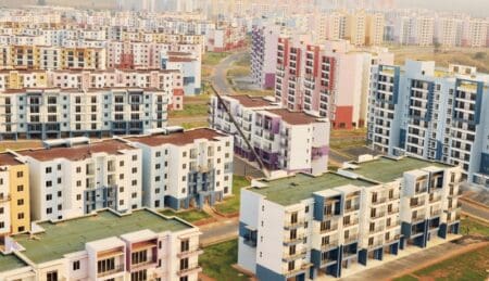 Intitulé Real Estate Investment in Africa, le rapport évalue le marché immobilier africain à quelque 17 600 milliards de dollars, soit environ 2,7 % de la valeur immobilière mondiale. Le résidentiel en concentre l'essentiel, avec près de 14 900 milliards de dollars. Mais les lignes bougent : immobilier commercial, bureaux, entrepôts logistiques et infrastructures liées au numérique gagnent progressivement du terrain.