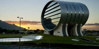 Port-Louis joue les pionniers. Le 17 septembre 2026, la Mauritius Commercial Bank (MCB) annonçait avoir financé, aux côtés du groupe ETG, la première lettre de change électronique établie sous le régime du droit mauricien. Une première africaine qui transforme la réforme juridique en solution de financement tangible et positionne l'île comme laboratoire du commerce numérique continental.