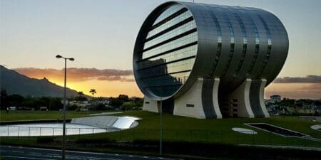 Port-Louis joue les pionniers. Le 17 septembre 2026, la Mauritius Commercial Bank (MCB) annonçait avoir financé, aux côtés du groupe ETG, la première lettre de change électronique établie sous le régime du droit mauricien. Une première africaine qui transforme la réforme juridique en solution de financement tangible et positionne l'île comme laboratoire du commerce numérique continental.