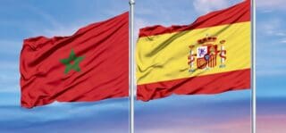 L’objet de cet article est de décrire l’évolution des relations hispano-marocaines depuis l’accession au trône de Sa Majesté le Roi Mohammed VI, d’en repérer les régularités et de modéliser la dynamique des interactions en identifiant les chemins causaux qui expliquent les variations entre phases coopératives, phases conflictuelles et crises majeures. À cette fin, nous avons construit une base de données événementielle dont la méthodologie repose sur un design mixte longitudinal combinant le codage de 147 événements dyadiques hispano-marocains (2000-2026) selon deux échelles complémentaires — Goldstein (1992) et COPDAB d’Azar-Sloan (1975-1980) —, la construction d’un indice composite de stabilité gouvernementale espagnole (ISG) intégrant quatre dimensions (durée effective au pouvoir, type de majorité, cohésion de la coalition et marge parlementaire), afin de tester la corrélation entre fragmentation politique intérieure et coopération bilatérale.