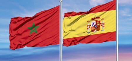 L’objet de cet article est de décrire l’évolution des relations hispano-marocaines depuis l’accession au trône de Sa Majesté le Roi Mohammed VI, d’en repérer les régularités et de modéliser la dynamique des interactions en identifiant les chemins causaux qui expliquent les variations entre phases coopératives, phases conflictuelles et crises majeures. À cette fin, nous avons construit une base de données événementielle dont la méthodologie repose sur un design mixte longitudinal combinant le codage de 147 événements dyadiques hispano-marocains (2000-2026) selon deux échelles complémentaires — Goldstein (1992) et COPDAB d’Azar-Sloan (1975-1980) —, la construction d’un indice composite de stabilité gouvernementale espagnole (ISG) intégrant quatre dimensions (durée effective au pouvoir, type de majorité, cohésion de la coalition et marge parlementaire), afin de tester la corrélation entre fragmentation politique intérieure et coopération bilatérale.