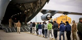 La Côte d'Ivoire a rejoint le cercle des pays africains qui disent non à Washington. Selon des informations confirmées par plusieurs sources diplomatiques et médias, Abidjan a refusé une proposition américaine visant à accepter sur son territoire des migrants expulsés des États-Unis vers des pays tiers.