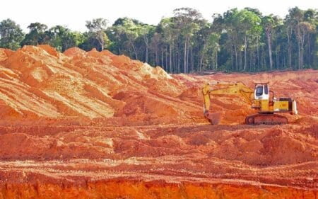 Le 11 septembre, selon une déclaration déposée auprès de l'ASX (Australian Securities Exchange), A2MP a fixé un ultimatum. Son offre de 0,05 dollar australien par action est définitive et ne sera pas prolongée au-delà du 21 septembre 2026. Un bras de fer boursier qui intervient alors que ce gisement, censé devenir la première mine industrielle de bauxite du Cameroun, s’enlise depuis près de deux décennies sans avoir produit la moindre tonne.