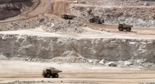 L’accord a été paraphé par le ministre nigérien des Mines, le commissaire-colonel Abarchi Ousmane, et Hoskins Philip Ross, représentant d’Atomic Eagle. Selon le ministère nigérien des Mines, la convention prévoit notamment le versement d’une redevance initiale de 10 millions de dollars, ainsi que le renforcement des capacités de l’administration minière. Le texte met également l’accent sur le développement local et prévoit la création d’environ 1 000 emplois au bénéfice des jeunes Nigériens.