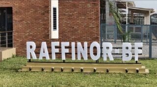 Le Burkina Faso dispose désormais de sa propre unité d'affinage. Le capitaine Ibrahim Traoré, chef de l'État, a inauguré le 28 septembre 2026 la Raffinerie nationale d'or, baptisée RAFFINOR-BF. Jusqu'ici, le métal jaune extrait du sous-sol burkinabè partait brut vers l'étranger, où il était transformé.