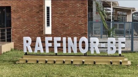 Le Burkina Faso dispose désormais de sa propre unité d'affinage. Le capitaine Ibrahim Traoré, chef de l'État, a inauguré le 28 septembre 2026 la Raffinerie nationale d'or, baptisée RAFFINOR-BF. Jusqu'ici, le métal jaune extrait du sous-sol burkinabè partait brut vers l'étranger, où il était transformé.