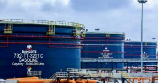 Lagos, 23 septembre 2026. C'est l'actif industriel le plus stratégique du Nigeria. La raffinerie Dangote, située à Lekki, dispose d'une capacité nominale de 650 000 barils par jour. Selon des sources concordantes, ADNOC, le géant pétrolier des Émirats arabes unis, étudie une entrée à son capital. Un mouvement qui approfondirait les relations industrielles et commerciales entre Abuja et Abu Dhabi.