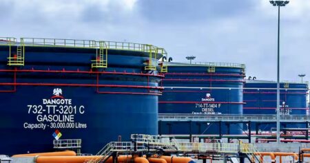 Lagos, 23 septembre 2026. C'est l'actif industriel le plus stratégique du Nigeria. La raffinerie Dangote, située à Lekki, dispose d'une capacité nominale de 650 000 barils par jour. Selon des sources concordantes, ADNOC, le géant pétrolier des Émirats arabes unis, étudie une entrée à son capital. Un mouvement qui approfondirait les relations industrielles et commerciales entre Abuja et Abu Dhabi.