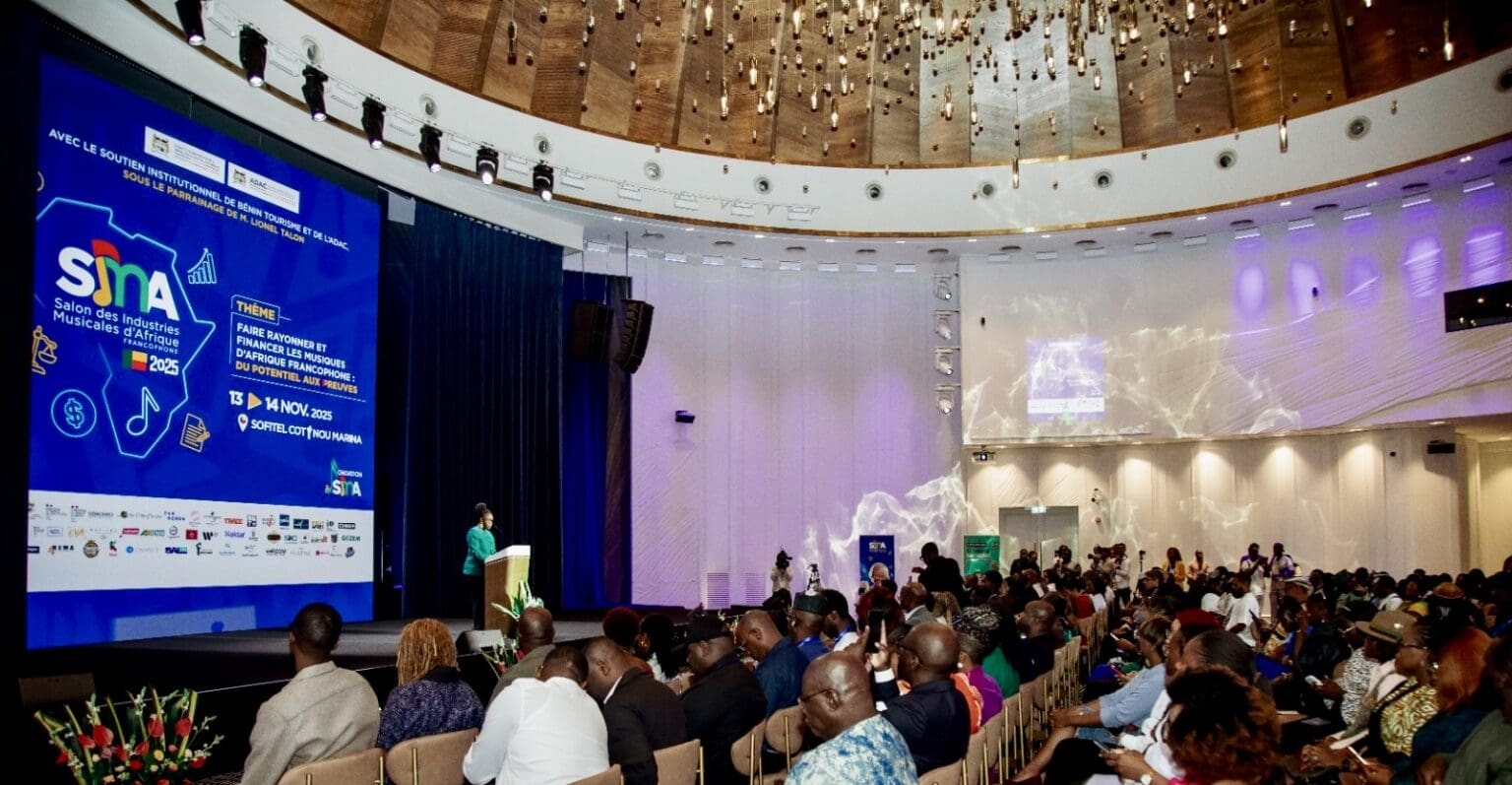 Cotonou remet le couvert. Après une édition 2025 qui avait rassemblé plus de 6 700 participants et 3 000 professionnels, le Salon des Industries Musicales d'Afrique Francophone (SIMA) revient du 12 au 13 novembre 2026 sous le thème « Musique africaine : de la scène au pouvoir d'influence. »