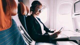 Sur les grands axes internationaux — transatlantiques Nord ou Sud, par exemple —, la guerre fait rage. Certes, en classe « business », les tarifs sont plus rapprochés, car les transporteurs entendent privilégier la recette à haute contribution. Néanmoins, 10 possibilités sont affichées et les écarts entre la plus élevée et la moins onéreuse sont de l'ordre de 30 %, ce qui reste raisonnable.