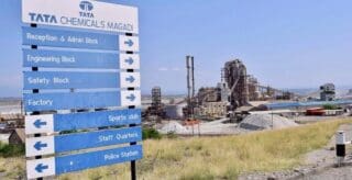 Kenya | A Magadi : Ruto veut reprendre la main sur l’empire Tata À Magadi, Tata n’est que le dernier chapitre d’une histoire industrielle vieille de plus d’un siècle. La production de carbonate de sodium y a débuté en 1911 avec la Magadi Soda Company. Le groupe indien n’a pris les commandes du site qu’en 2005, après le rachat de Brunner Mond, propriétaire britannique de l’activité kényane. Le site du lac Magadi ne se contente pas d’extraire le trona.