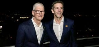 États-Unis | Technologies : Tim Cook quitte la tête d’Apple, l’ingénieur John Ternus lui succède le 1er septembre Cook avait succédé à Steve Jobs en août 2011, quelques semaines avant la mort du fondateur, à une époque où beaucoup peinaient encore à dissocier l'entreprise de l'homme qui l'avait créée. Quinze ans plus tard, il laisse une société valorisée près de 4 000 milliards de dollars, l'un des mandats les plus longs à la tête d'Apple.