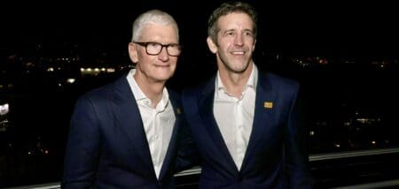 Cook avait succédé à Steve Jobs en août 2011, quelques semaines avant la mort du fondateur, à une époque où beaucoup peinaient encore à dissocier l'entreprise de l'homme qui l'avait créée. Quinze ans plus tard, il laisse une société valorisée près de 4 000 milliards de dollars, l'un des mandats les plus longs à la tête d'Apple.