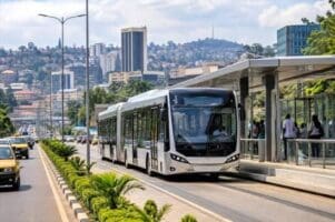 Le TransYaoundé entre dans une nouvelle phase. Le 23 septembre, les autorités camerounaises ont officiellement lancé la phase préparatoire du futur réseau de bus rapides, avec l’objectif d’engager les travaux en 2029 et de mettre le système en exploitation deux ans plus tard. Un chronogramme qui repousse de trois ans les échéances annoncées en avril 2024 par la Communauté urbaine de Yaoundé (CUY), qui prévoyait alors un démarrage des travaux en 2026 et une mise en service en 2028, sous réserve de la mobilisation des financements.