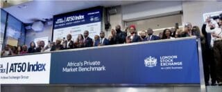 Du haut du classement aux premières marches, la hiérarchie de l'AT50 reflète la domination écrasante de la fintech sur le continent : sur les cinquante entreprises retenues, vingt-six évoluent dans les services financiers numériques, loin devant l'e-commerce (cinq), la santé (quatre) et la mobilité (quatre). Aux avant-postes, les licornes qui ont fait la gloire de l'écosystème : Flutterwave, Moniepoint et TymeBank, figures de proue d'une génération qui a levé des milliards de dollars ces dix dernières années sans jamais trouver la porte de sortie des marchés publics.