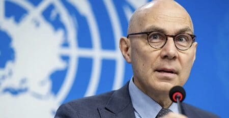 «Une IA qui s’échappe de son environnement de test ou qui fait chanter les développeurs pour éviter d’être désactivée est une IA trop puissante», a déclaré Volker Türk, le diplomate autrichien, à l’ouverture de la 63e session du Conseil des droits de l’homme à Genève, appelant à «mettre en place des garanties solides concernant la sûreté et la sécurité de l’IA, avant qu’il ne soit trop tard.»