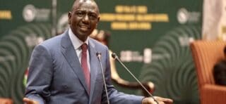 Kenya | Commerce de proximité : William Ruto durcit le ton face aux petits commerçants étrangers Le calendrier choisi par Nairobi retient l'attention. En déclenchant les opérations de contrôle avant même l'adoption d'une loi encadrant ces activités, l'exécutif kényan entend agir vite. Les ressortissants étrangers opérant dans les segments réservés aux locaux seront les premiers visés.