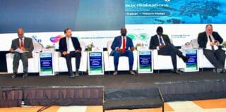Réunis le 6 octobre à Dakar autour du financement de l’électrification, les partenaires techniques et financiers ainsi que les entreprises privées ont annoncé environ 1,52 milliard d’euros d’engagements. Le secteur privé en concentre l’essentiel, avec 1,2 milliard d’euros, contre 276 millions pour les bailleurs. Reste à connaître l’identité des investisseurs, les instruments financiers retenus et le calendrier de mobilisation des fonds.