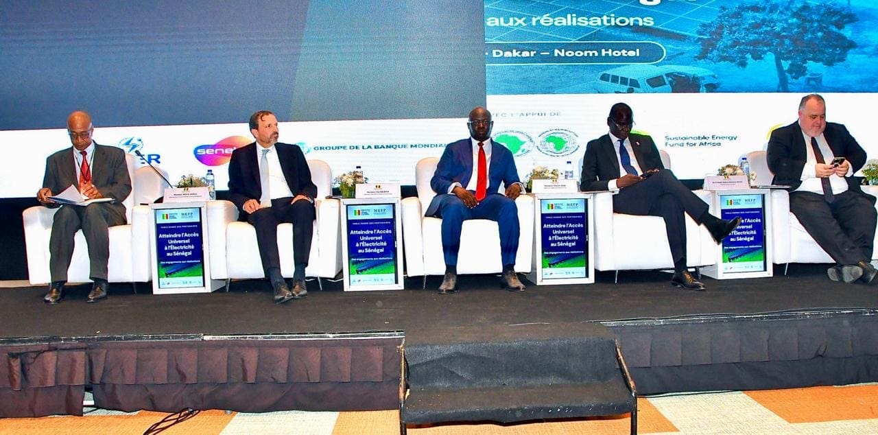 Réunis le 6 octobre à Dakar autour du financement de l’électrification, les partenaires techniques et financiers ainsi que les entreprises privées ont annoncé environ 1,52 milliard d’euros d’engagements. Le secteur privé en concentre l’essentiel, avec 1,2 milliard d’euros, contre 276 millions pour les bailleurs. Reste à connaître l’identité des investisseurs, les instruments financiers retenus et le calendrier de mobilisation des fonds.
