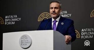Libye | Exploration gazière : l’accord avec la Turquie met le feu aux poudres Conclu en novembre 2019 entre le Gouvernement d'union nationale libyen, reconnu par l'ONU, et le gouvernement turc, cet accord n'avait pas été ratifié par le Parlement basé à l'Est, en raison des rivalités entre Tripoli et l'exécutif parallèle de Benghazi, acquis au maréchal Khalifa Haftar. À l'époque, Ankara avait soutenu militairement le gouvernement de Tripoli, empêchant la chute de la capitale aux mains de l'Armée nationale libyenne (ANL).